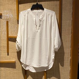 ROLL TAB SLEEVE TOP: WHITE